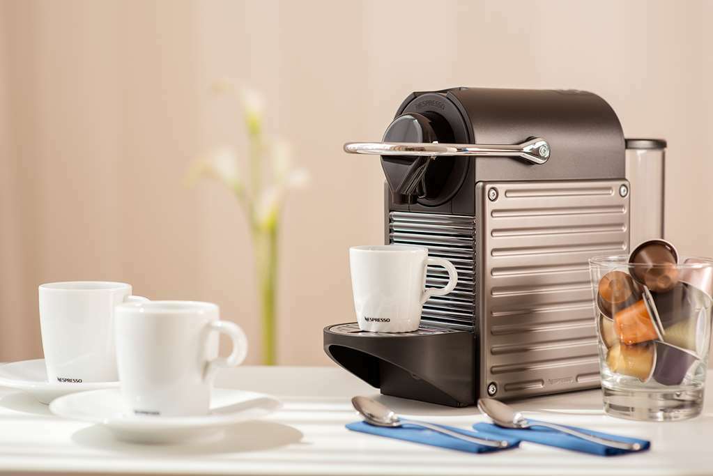 Nh Collection Eindhoven Centre Hotel Kamer foto A Nespresso inissia machine